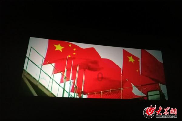 你能给我桌子上的那本书吗?用英语两种表达怎么写游戏画面